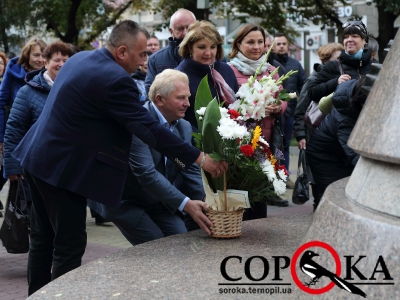 У Тернополі біля пам’ятника всесвітньовідомій співачці зібралися десятки людей (фото)