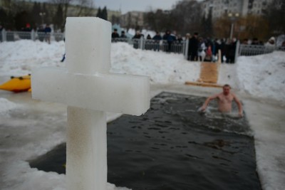 Тернополяни вже традиційно на Водохреща відвідують Тернопільський став (ФОТО)