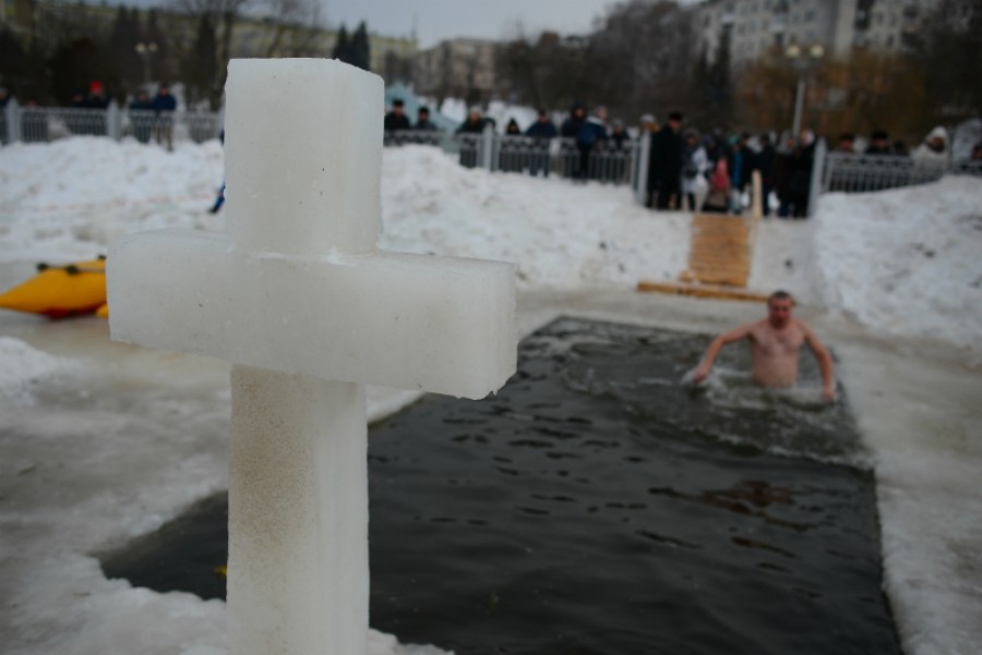 Тернополяни вже традиційно на Водохреща відвідують Тернопільський став (ФОТО)