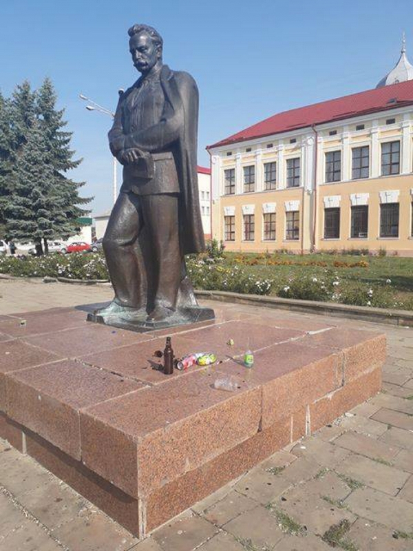 Підніжжя пам’ятника Франку на Тернопільщині засмітили пляшками з алкоголю (фотофакт)