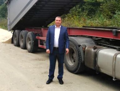 Цимбалюк Ігор, кандидат в депутати у Почаєві від «ОПЗЖ», і дорогу ремонтував, і картоплю пенсіонерам допомагав збирати