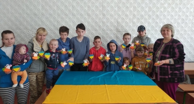 Зборівчанка навчає дітей-переселенців розписувати пряники