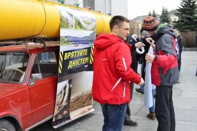 Тернопільським депутатам принесли &quot;дарунки&quot; просто під ОДА (фото)