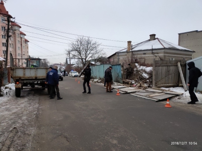На перехресті вулиць А. Чайковського та Льва Толстого уТернополі демонтували  25-метровий дерев’яний паркан