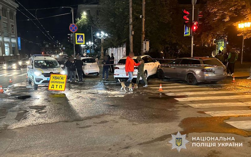 У центр Тернополя зіткнулися три автомобілі