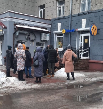 У Тернополі - черги під магазинами мобільних операторів (фотофакт)