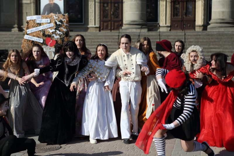 У центрі Тернополя театральним дійством вшанували пам’ять загиблих внаслідок теракту в Маріуполі (фоторепортаж)