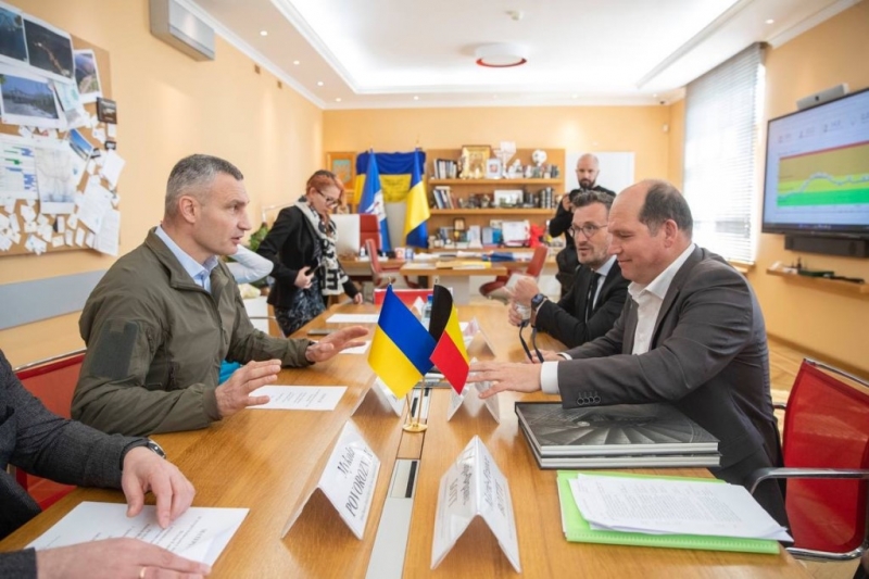 Віталій Кличко: Брюссель передав Києву карети швидкої та гуманітарну допомогу