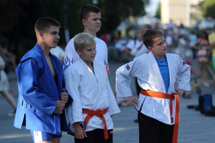 Позмагатися з чемпіоном та допомогти ЗСУ: у Тернополі провели спортивний захід на підтримку Захисників (фото)