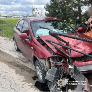 ДТП неподалік Тернополя: автомобіль виїхав за межі проїзної частини дороги та врізався в металеву огорожу