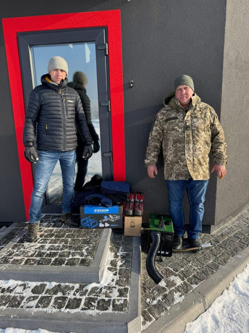Обігрівач, інструменти та одяг: волонтери «Української команди» Тернопілля відправили чергову допомогу на фронт