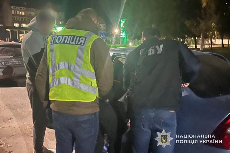 На Тернопільщині керівник коледжу збагачувався на чоловіках призовного віку: корупційну схему викрили поліцейські та співробітники СБУ