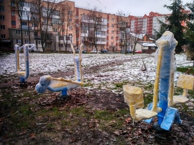 У Тернополі встановлюють новий спортмайданчик (фото)
