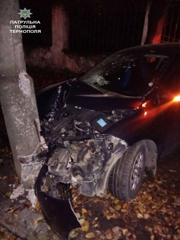 У Тернополі нетвереза дівчина заїхала в стовп