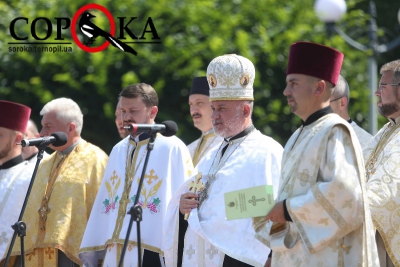 У Тернополі на набережній святили воду та молилися за Україну (фоторепортаж)