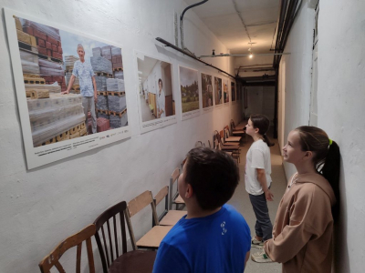 У ліцеї на Тернопільщині шкільне укриття прикрасили фотографіями проєкту «Обличчя нових громад»