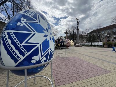 У центрі Тернополя встановили гігантські писанки (фотофакт)