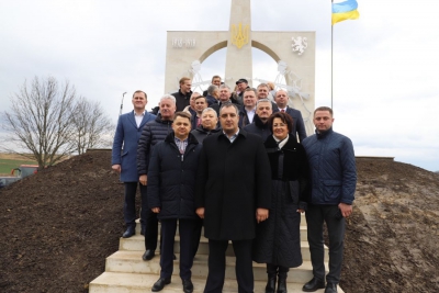 «На тяглості патріотичних поколінь будується та розвивається держава», – Віктор Овчарук під час відкриття меморіалу «Героям Вовчухівської офензиви»