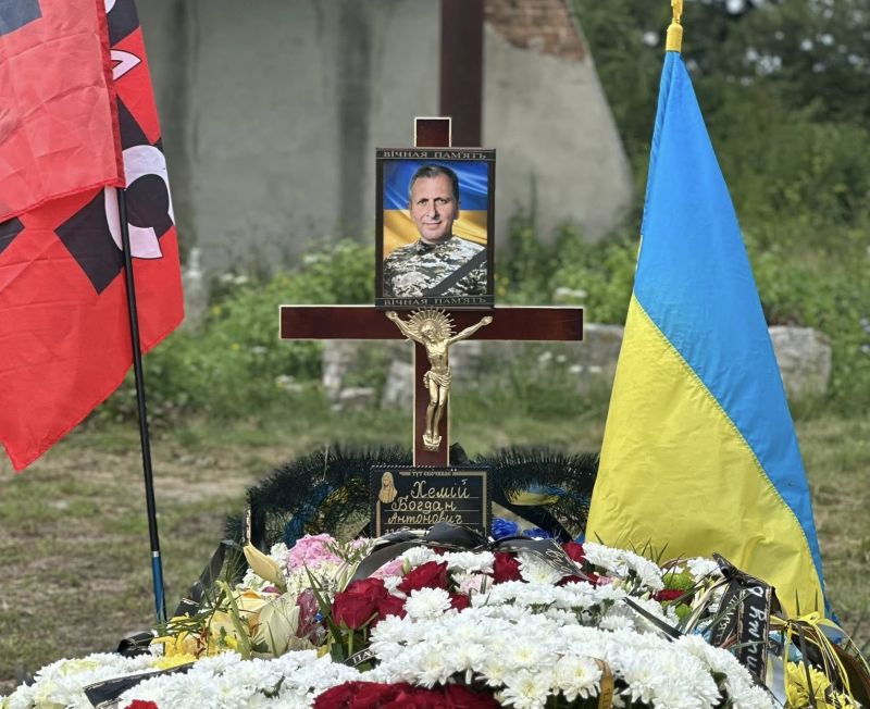 Хотів бути похованим поруч із побратимами: на Тернопільщині попрощалися з військовим Богданом Хемієм