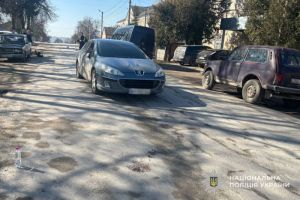 На Тернопільщині чоловік порушив ПДР та потрапив під колеса авто