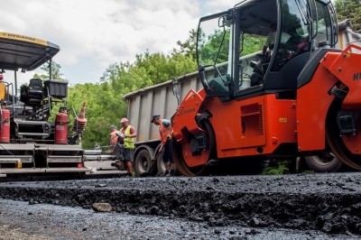 На трасі в обхід Тернополя укладають верхній шар покриття