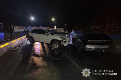 У Тернополі автомобіль Porsche врізався в Hyundai: 40-річний чоловік звернувся за меддопомогою