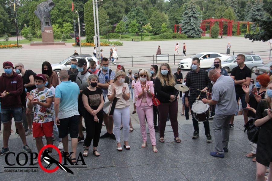 З барабаном та каструлями: тернопільські ресторатори мітингують під ОДА (фоторепортаж)