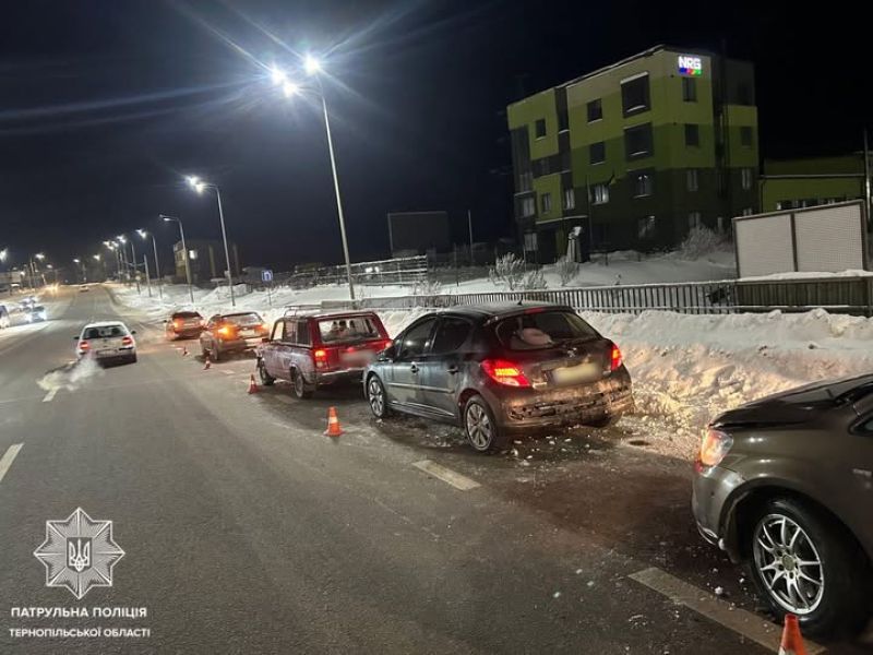 На Об'їзній у Тернополі зіткнулися чотири автомобілі