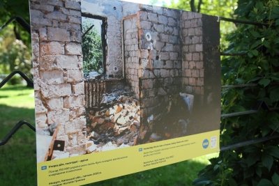 «Міцніші за цеглу»: у центрі Тернополя просто неба відкрили фотовиставку (фоторепортаж)