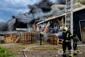 Експерти разом зі слідчими поліції встановлюють причини пожежі у Тернополі