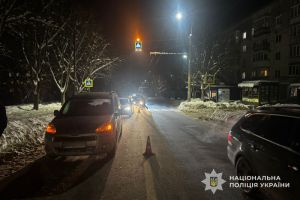 Перебігав дорогу за межами пішохідного переходу: у Тернополі під колеса автомобіля потрапив чоловік