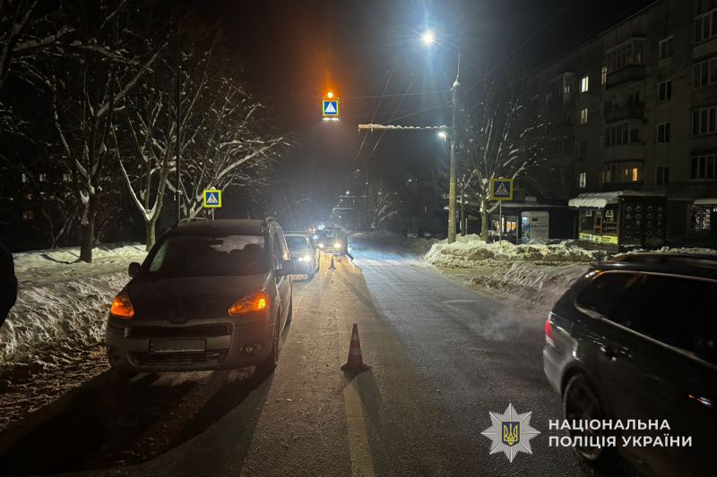 Перебігав дорогу за межами пішохідного переходу: у Тернополі під колеса автомобіля потрапив чоловік