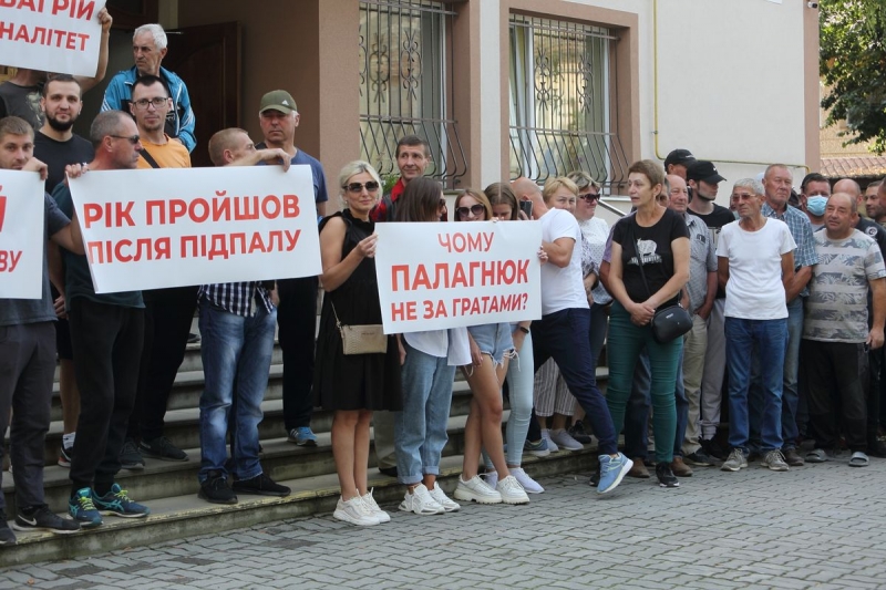 «Вночі немає спання ні мені, ні сусідам»: під судом у Тернополі люди вимагали посадити винних у підпалі авто (фото, відео)