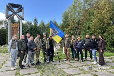 На горі Маківка військовослужбовці підняли прапор стрілецького батальйону поліції Тернопільщини