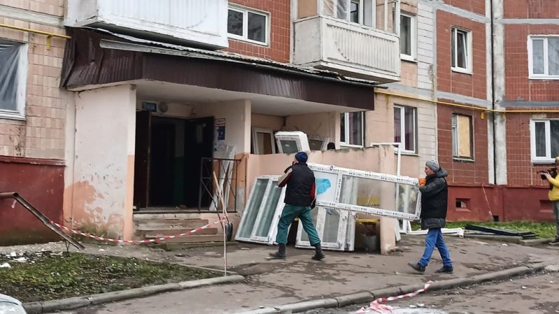 У пошкоджених будинках по вул. Стуса та 15 Квітня у Терноплі триває встановлення нових вікон
