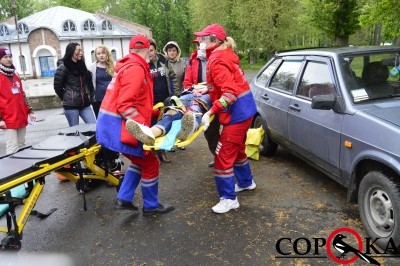 У тернопільському парку ім. Шевченка «рятують жертв» ДТП та вибуху (фото)