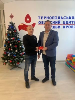 Перший почесний донор 2026 року: посвідчення вручили у Тернопільському центрі крові