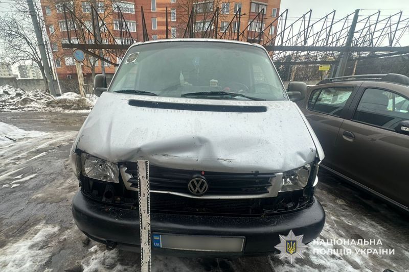 У Тернополі не розминулися бус та легкове авто