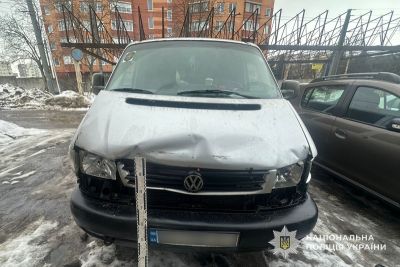 У Тернополі не розминулися бус та легкове авто