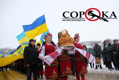 На Тернопільщині блакитно-жовтий стяг замайорів через «міст єднання» у День Соборності (фото)