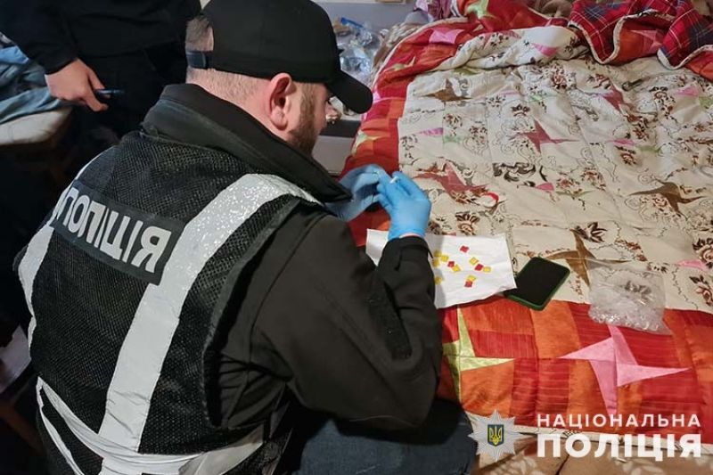 Поліцейські Тернопільщини викрили організовану злочинну групу, яка реалізовувала наркотики на території двох областей