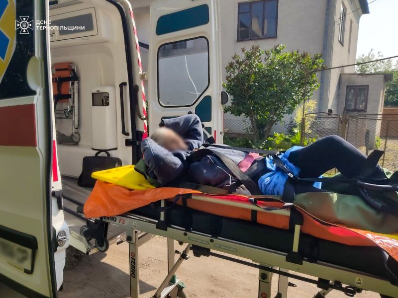 На Тернопільщині рятувальники визволили жінку, яка впала до підвалу і не могла вибратися