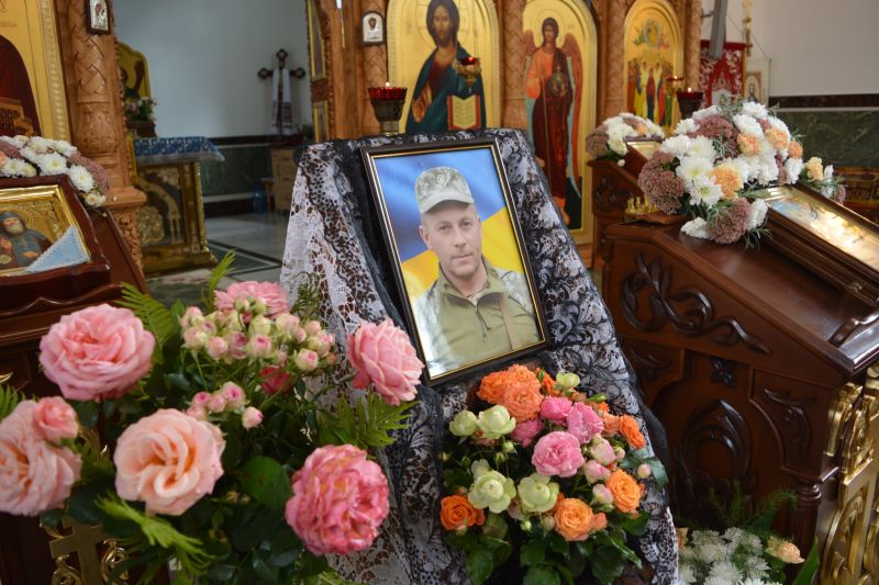 На Тернопільщині провели в останню земну дорогу Героя Віталія Петрова