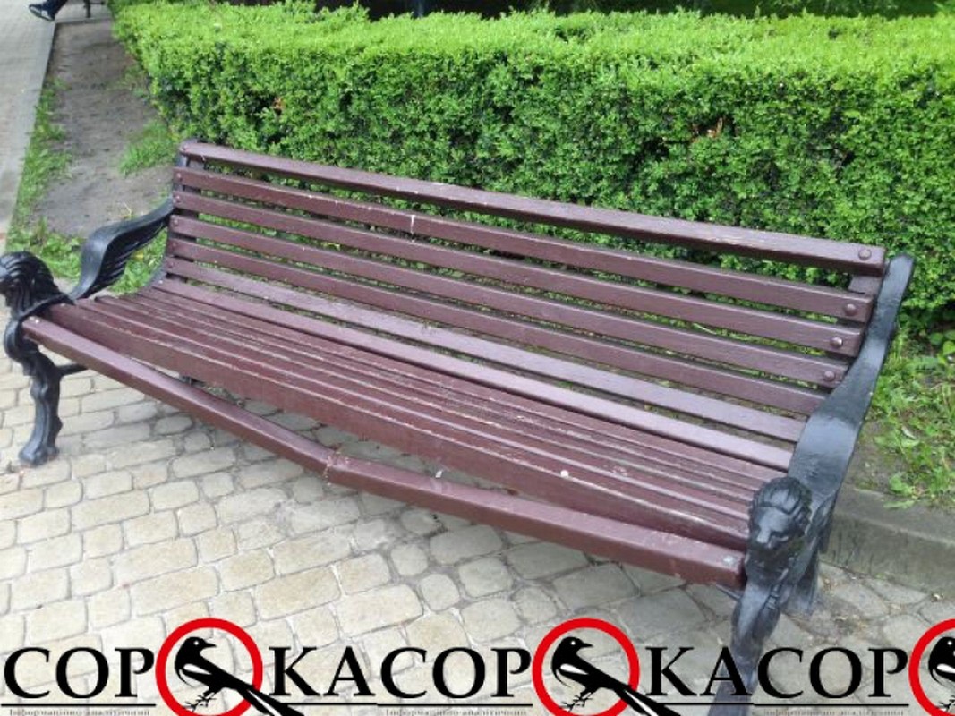 У центрі Тернополя вандали вже починають нищити лавочки (фото)