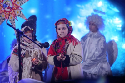 Концерт та сотні людей: у центрі Тернополя сьогодні засяяла головна ялинка (фоторепортаж)