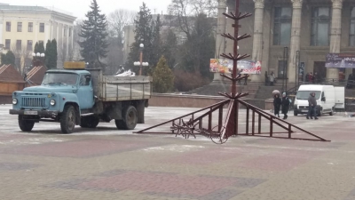 У центрі Тернополя встановлюють ковзанку та головну ялинку (фотофакт)