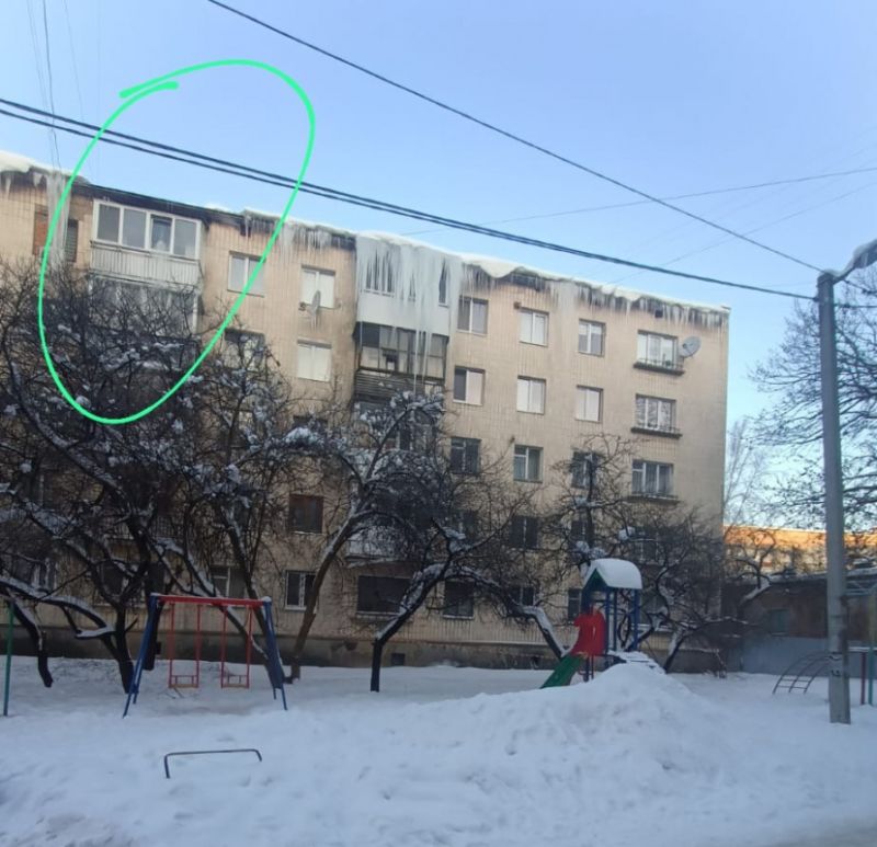 У Тернополі через відмову мешканки управителі будинку не можуть прибрати бурульки з балкона