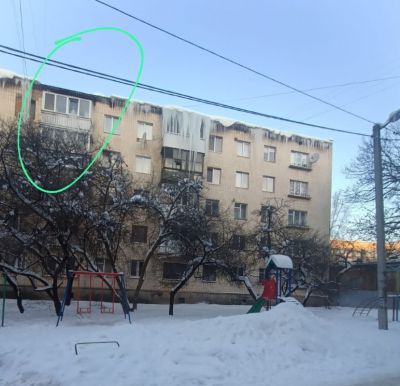 У Тернополі через відмову мешканки управителі будинку не можуть прибрати бурульки з балкона