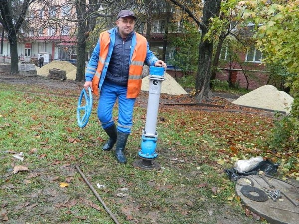 Що роблять водоканалівці поки в частині Тернополя немає води (фото)