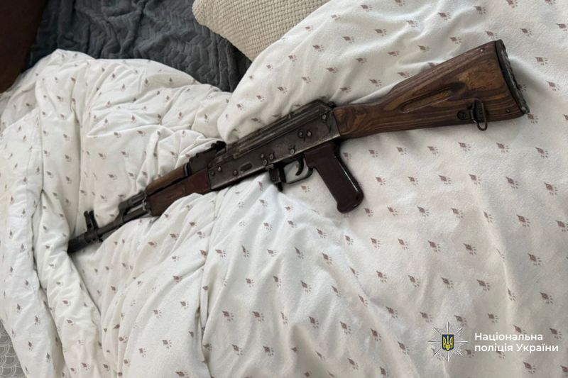 У Тернополі правоохоронці вилучили у іноземця зброю